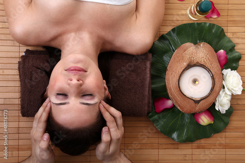 Junge Frau entspannt bei SPA, Stirn Massage