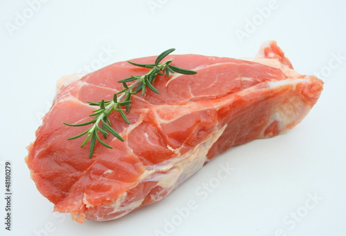 palette de porc crue ,demi sel sur fond blanc