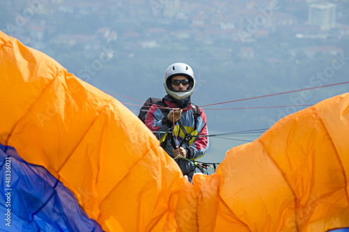 pilota di parapendio pronto al decollo