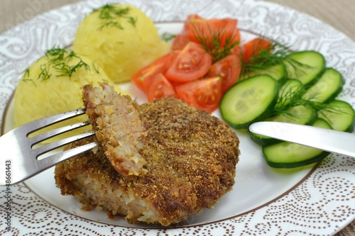 kotlet mielony z ziemniakami,ogórkiem i pomidorem