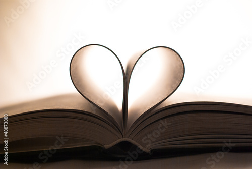 Strony książki ułożone w kształt serca