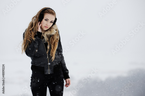 Piękna dziewczyna bawi się na śnieżnym zboczu góry
