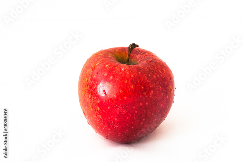 Mokre,czerwone jabłko na białym tle