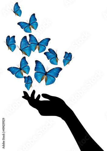 Mano con volo di farfalle blu