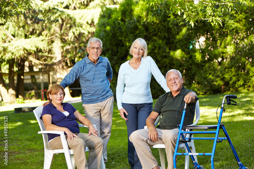 Vier Senioren sitzen im Garten