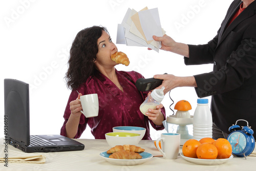 femme débordée au petit-déjeuner