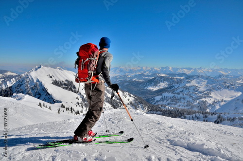 Skitourengeher bereit zur Abfahrt