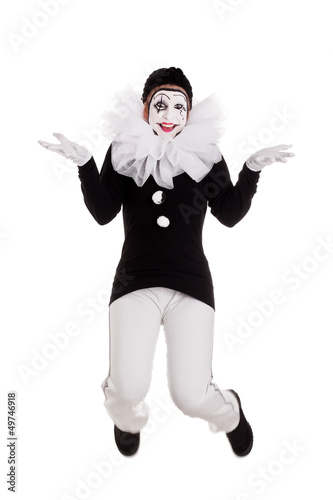 Weiblicher Clown springt fröhlich in die Luft