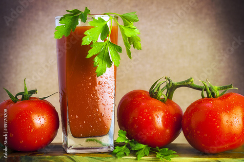 art sok pomidorowy warzywa pomidory świeże pietruszka deska