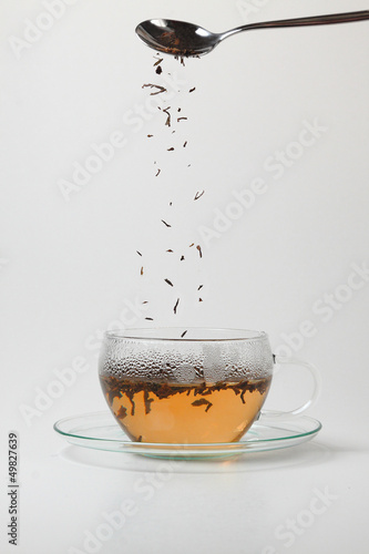 Teekrümel rieseln ins Glas 1