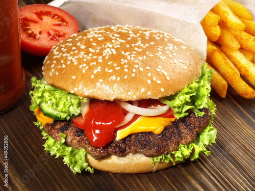 Cheeseburger mit Pommes Frites