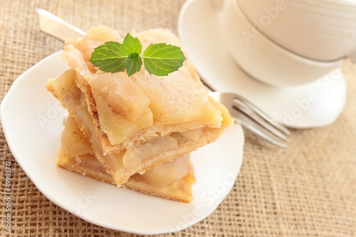 apple pie and cups