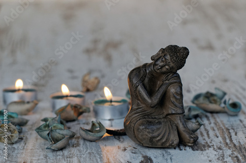 Buddha mit Teelichtern
