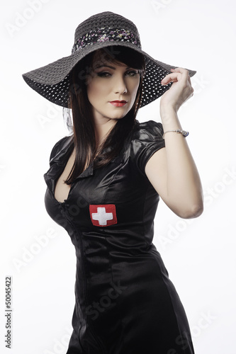 Brunetka w obcisłej czarnej sukience i kapeluszu