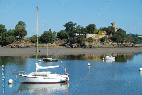 Château de Péhou vu depuis la cale de Mordreuc