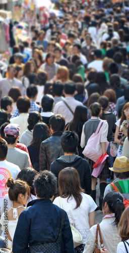 Foule asiatique, photo de foule dense dans une rue piétonne à Tokyo Japon, population et démographie en Asie