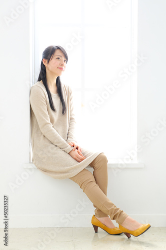 窓に座る女の子