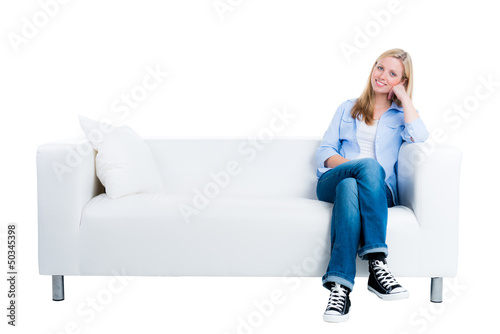 blonde frau sitzt auf dem sofa