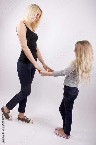 Mutter und Tochter geben sich die Hände