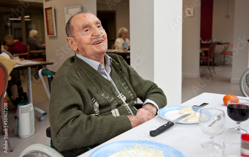 Homme handicapé et malade en maison de retraite