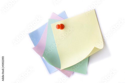 kolorowe kartki papieru z pinezką na białym tle