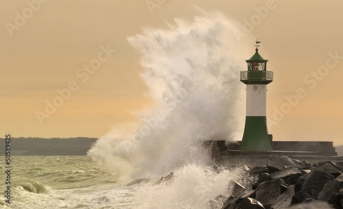 Leuchtturm im Sturm