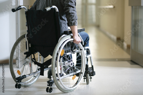 Mann im Rollstuhl