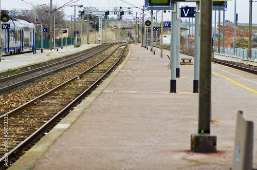 quai de gare et voie ferrée