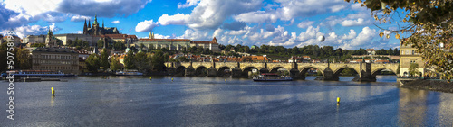 Karlsbrücke mit Radschin in Prag