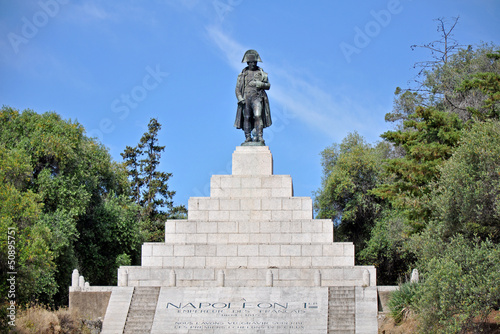 Napoleon-Denkmal auf Korsika mit Sockel und Treppe