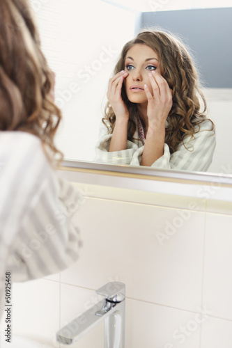 mloda kobieta w lustrze