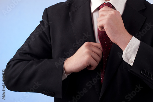 Mężczyzna wiążący krawat