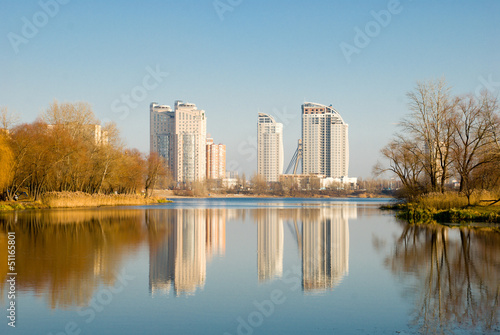 Киев.Новые дома над озером