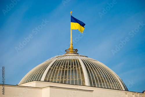 Флаг Украины на куполе Верховной Рады
