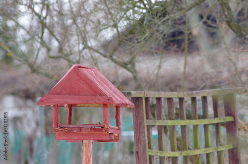 Drewniany domek dla ptaszków w ogrodzie