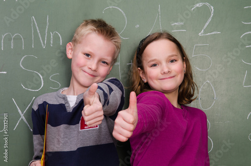 schüler zeigen daumen hoch