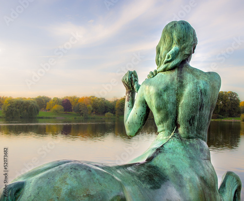 Bronzestatue - Zentaur Frau im Park