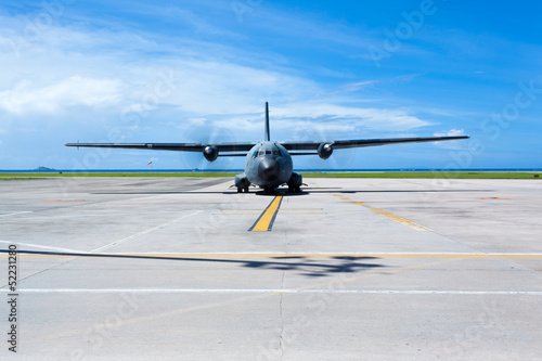 avion militaire sur lr tarmac