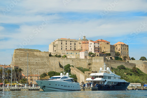 Luxusyachten vor Calvi auf Korsika