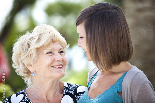 Nonna e nipote che sorrridono