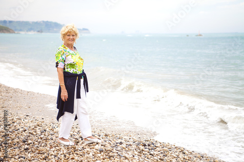 Nonna al mare