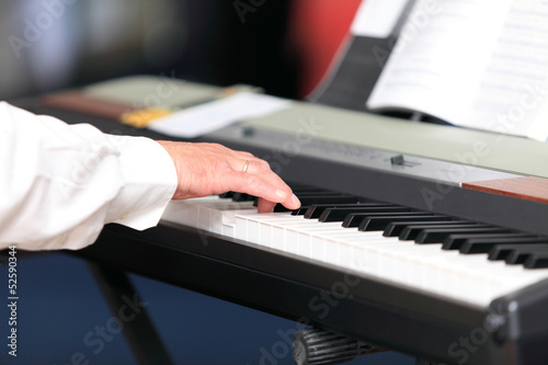 Pianista gra na pianinie.