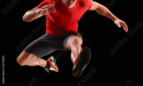 Atleta corredor saltando obstáculos.