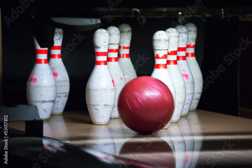 Quilles et boule de bowling