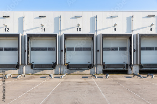 Terminal for truck loading with closed gates