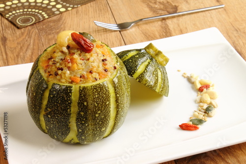 Calabacín relleno de quinoa y frutos secos