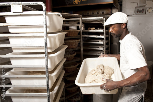 Boulanger prépare la pâte à pain