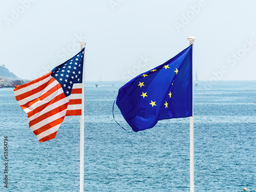 Fahnen der EU und der USA