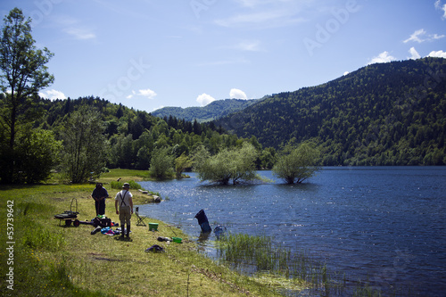 Pêcheurs au bord d'un lac de moyennes montagnes