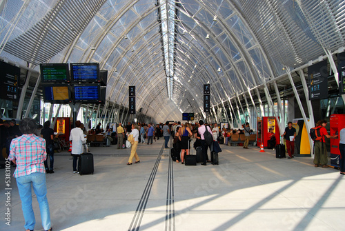 Halle de gare ferroviaire moderne